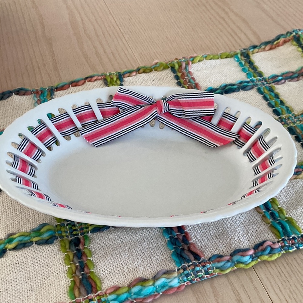 NWT Cute and cheery plate with interchangeable ribbon